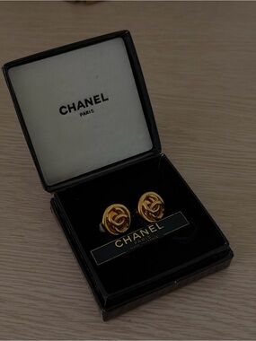 CHANEL CC Knot clip on earrings